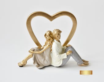 Resin Couple Sculpture with Gold Heart, Romantic Anniversary Gift, Modern Abstract Statue for Lovers and Gifts, Home Decor Resin Art Statue