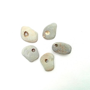 Hühnergott. Heilende Hexe Anhänger 20-40 mm (0,78 "- 1,57 ") Handverlesene natürliche Holey Rock für Halskette Energetisch Schutz Wicca Masse