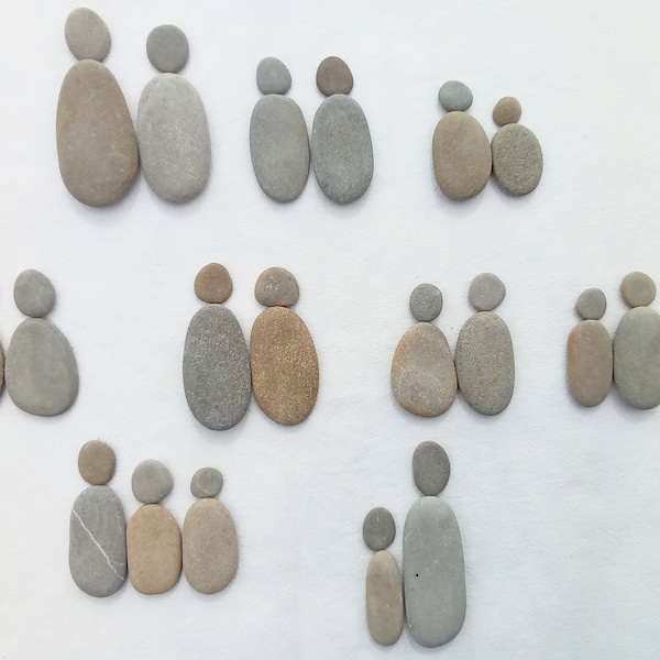 Fourniture d'art en galets. Lot de 10 petites figures humaines de 26 à 55 mm (1-1,2 po.) naturelles plates, allongées et rondes, pierres de mer, bricolage, encadré, fournitures d'art