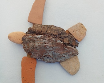 Mini tartaruga da parete. Pronta da appendere. Decorazione rustica tartaruga in stile nautico senza cornice. Regalo carino con vita marina. Arte naturale con reperti da spiaggia 5,3" x 6,8"