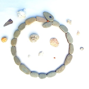 Ouroborus Wall Art Ouroboros hanging decoration Uroboros beach decoration Meditation room round decor Cycle of life symbol Dragon Pebble art