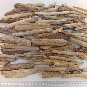 Palitos de madera a la deriva. Más de 80 piezas. Material para manualidades. 60-120 mm (2,36&quot; - 4,72&quot;). Lote. A granel. Decoración de playa para el hogar. Madera de playa de tamaño mediano. Manualidades para hacer uno mismo.