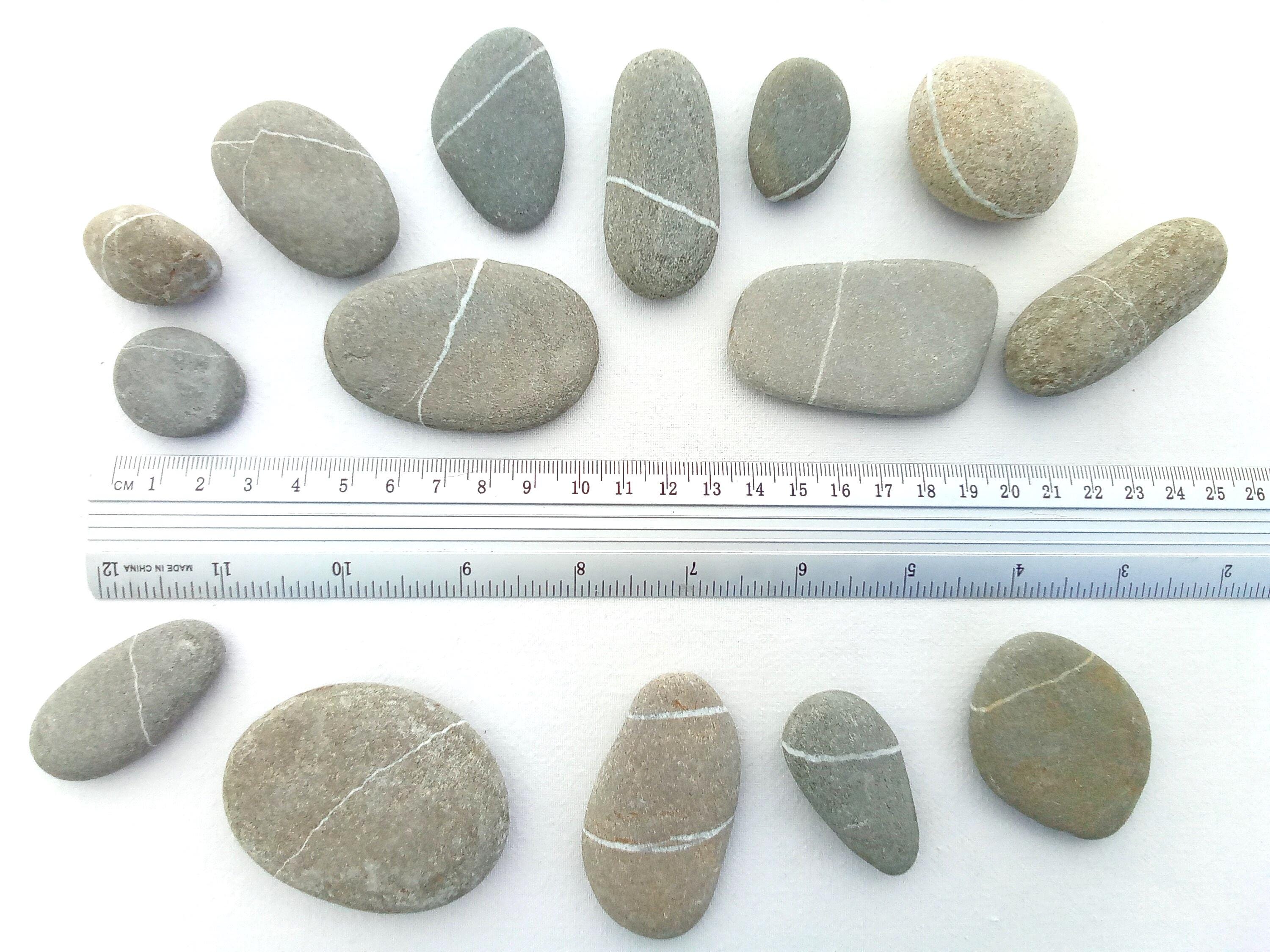 願い石 願いを叶える石。縞模様の石。28～66mm（1.1～2.59インチ）天然の縞