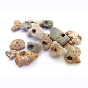 Hühnergott. Heilstein-Anhänger. 20-40 mm natürliche löchrige Steine für Halskette. Energetischer Stein. Lot. Masse.