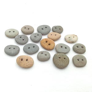Natuurstenen knopen. 15 mm (0,59") plat geboord strand kiezelsluiting aannaaibare sluiting aan de kust Unieke handgemaakte naaibenodigdheden DIY Craft