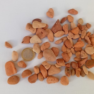 Små terrakottabitar. 7 - 26 mm (0,27" - 1,02"). 90 st sjötegelstenar i lösvikt. Parti. Strandlera. Gamla tegelstenar. Gör-det-själv-konstmaterial.