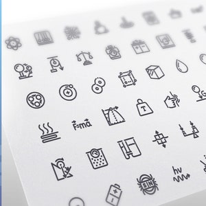 以下が含まれることがあります： 重力、運動、エネルギー、光など、さまざまな物理学の概念を表す、白黒の線画アイコン56個のセット。アイコンは白い背景にグリッドパターンで配置されています。