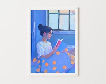 Peut inclure: Une femme assise sur un lit avec une couverture à motifs bleus et oranges, lisant un livre. La pièce est peinte en bleu et a une fenêtre avec des stores blancs.