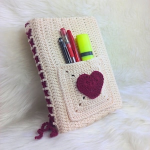 Custodia per libri all'uncinetto, Custodia per libri all'uncinetto con tasche, Custodia per libri a forma di cuore lavorata a mano, Copertina per libri all'uncinetto, Custodia per libri Cottagecore, Copertina per libri