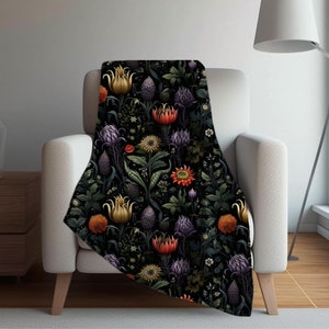 Verzauberte Herbst Blumen Wurf Decke in Sherpa oder Velveteen Plüsch, Botanische Housewarming Geschenk, Gothic Blumen für Romantische Goth Dekor