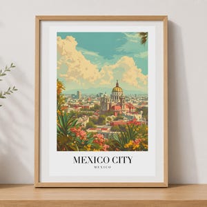Può includere: Una stampa artistica incorniciata che presenta una vivace illustrazione dello skyline di Città del Messico sotto un cielo azzurro nuvoloso, con fogliame verde lussureggiante e fiori rosa in primo piano. Il testo MEXICO CITY MEXICO è stampato in nero.