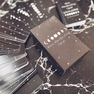 Baraja de Tarot: Tarot Manifestación de la Luna de Kyra Howearth. Baraja de 82 cartas, guía, caja.