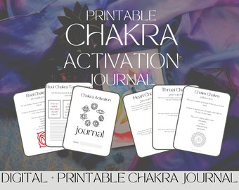 Op de afbeelding: Printbare chakra-activeringsjournal met zeven pagina's, elk met een ander chakrasymbool en journalistieke prompts. De pagina's zijn op een paarse en blauwe achtergrond gelegd.