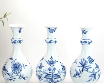 マイセン ブルーオニオン花瓶 – 手描きのドイツ製磁器のつぼみ型花瓶3個セット、クラシックなツヴィーベルムスター模様