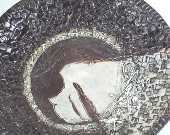 インガ作、素朴なアートボウル – サイン入り、女性モチーフの陶器、2001年