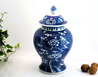 蓋付き青白磁花瓶：プルナスの花、ひび割れた氷のデザイン