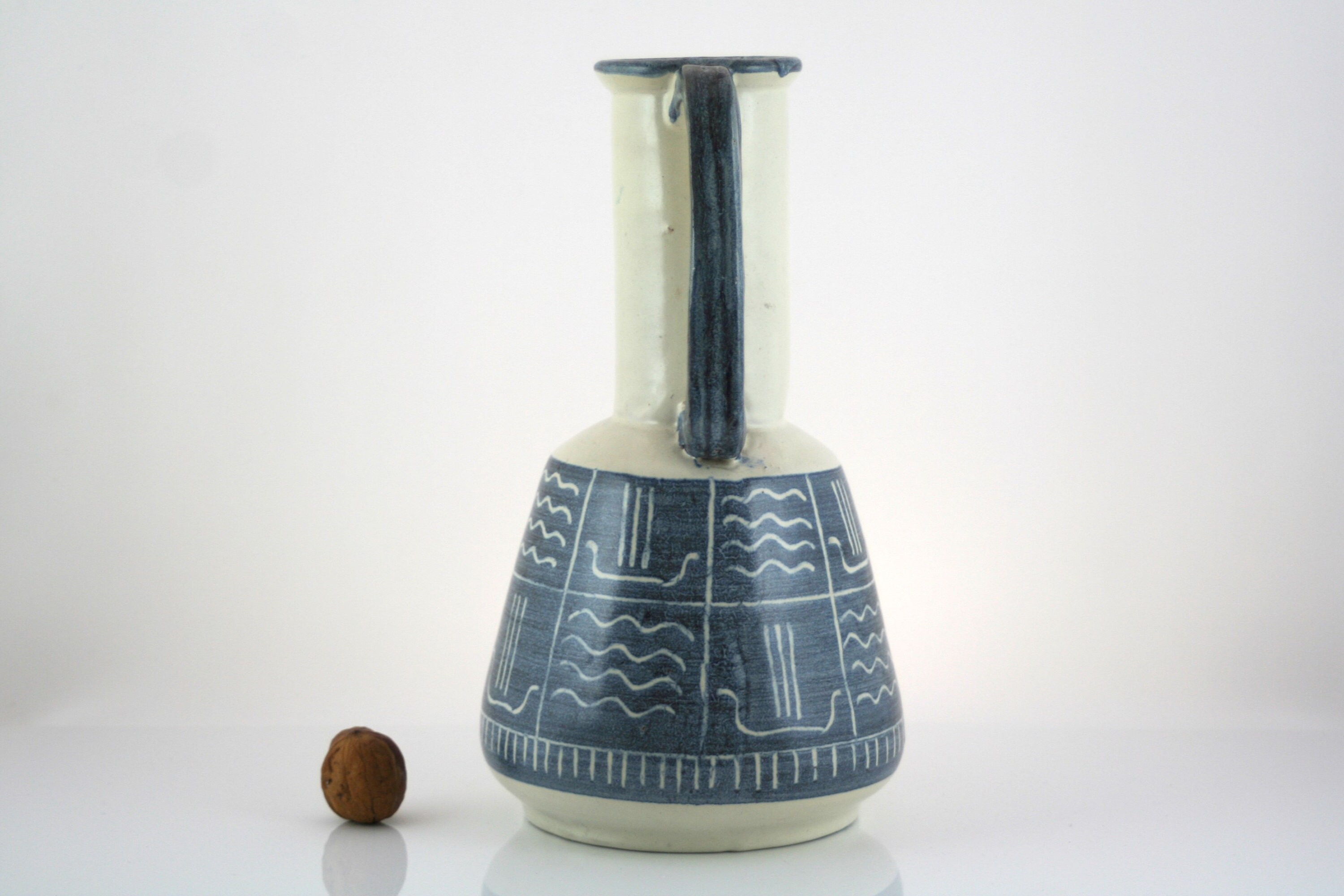 希少な陶器の花瓶：ルーン文字、波、ボートが描かれた11インチの装飾