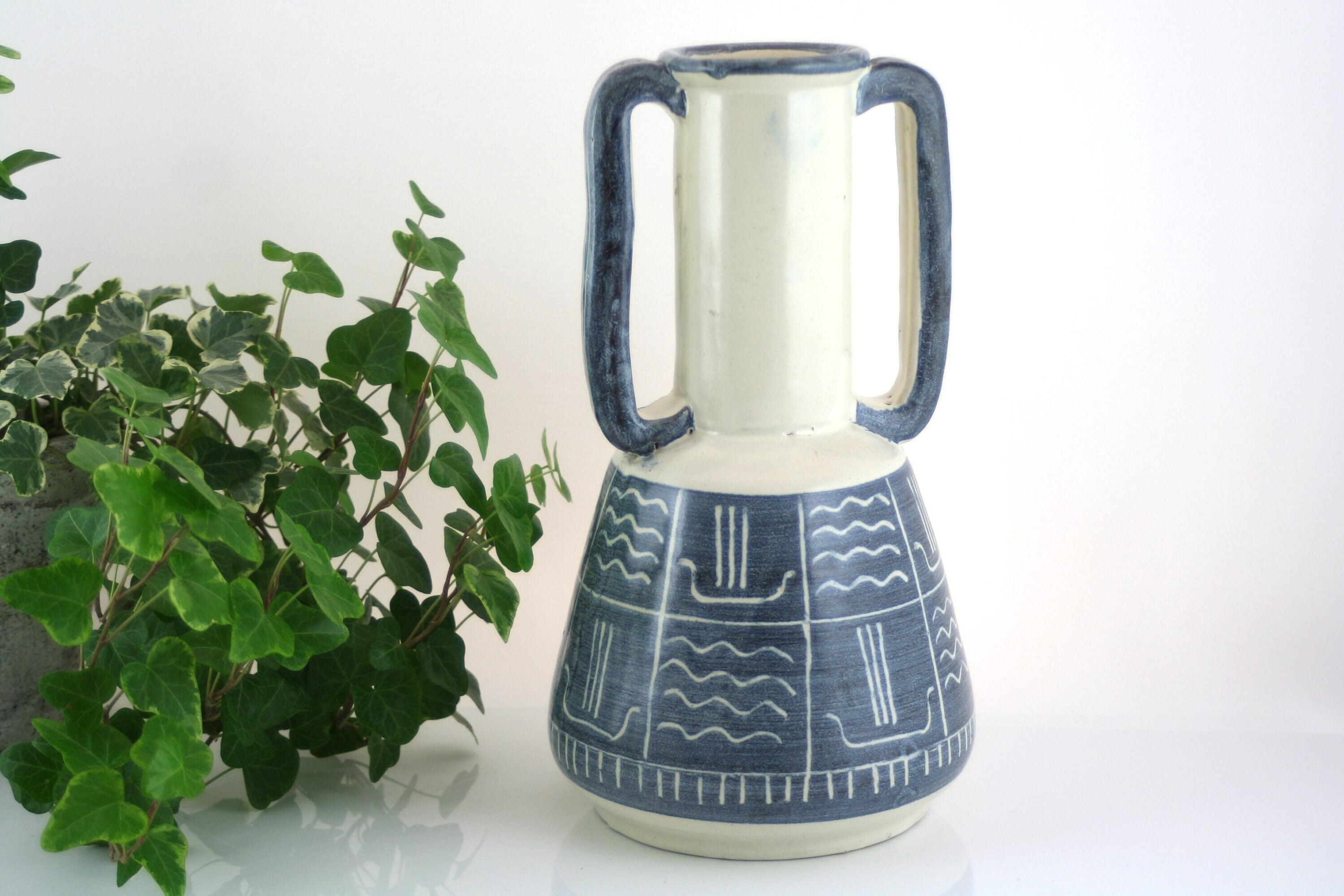 希少な陶器の花瓶：ルーン文字、波、ボートが描かれた11インチの装飾