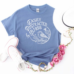 Easily Distracted By Birds Shirt, Bird Lover Tee immagine 1