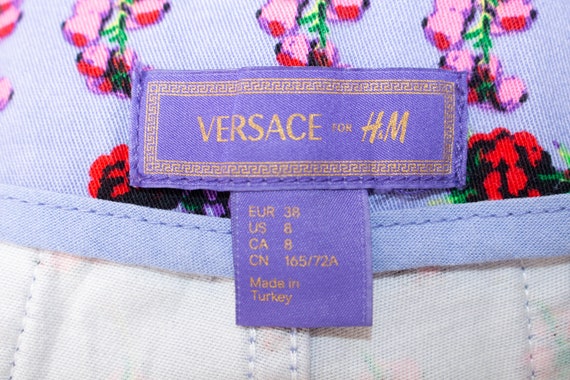 パンツ VERSACE Women Shorts  Burmudas 1009844 1A06838 1LD60 Purple Versace Denim Shorts, Size S
