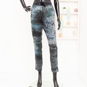 Può includere: Pantaloni stampati blu e neri con vita a coulisse.