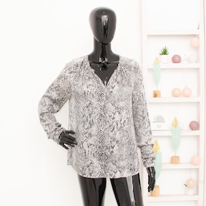 Dea Kudibal Sidenblus Grå Ormskinn Python 90% Mullbärssiden Satinskjorta Stretchig Topp M