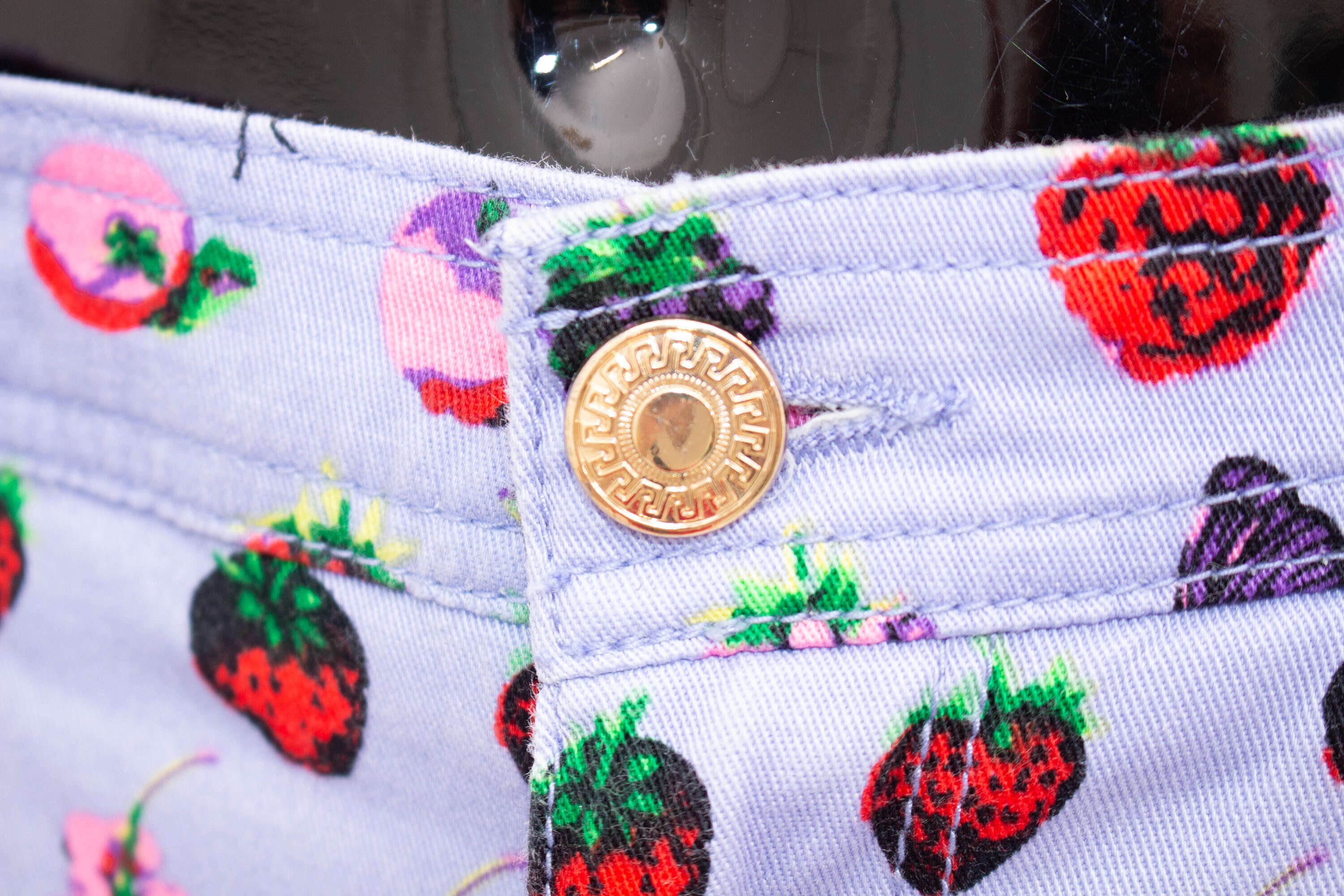 パンツ VERSACE Women Shorts  Burmudas 1009844 1A06838 1LD60 Purple Versace Denim Shorts, Size S