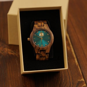 Personalisierte Damenuhr aus Holz Naturholz Gravierte Holzuhr Geburtstagsgeschenk für Sie oder Ihn Einzigartiges Jubiläumsgeschenk für die Frau Bild 3