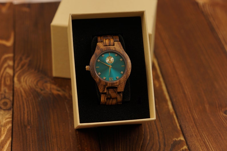 Personalisierte Damenuhr aus Holz Naturholz Gravierte Holzuhr Geburtstagsgeschenk für Sie oder Ihn Einzigartiges Jubiläumsgeschenk für die Frau Bild 3