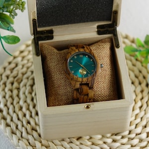 Personalisierte Damenuhr aus Holz Naturholz Gravierte Holzuhr Geburtstagsgeschenk für Sie oder Ihn Einzigartiges Jubiläumsgeschenk für die Frau Bild 2