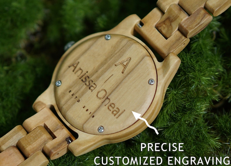 Personalisierte Damenuhr aus Holz Naturholz Gravierte Holzuhr Geburtstagsgeschenk für Sie oder Ihn Einzigartiges Jubiläumsgeschenk für die Frau Bild 5