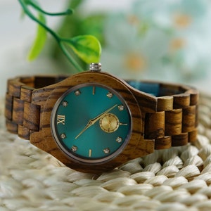 Personalisierte Damenuhr aus Holz Naturholz Gravierte Holzuhr Geburtstagsgeschenk für Sie oder Ihn Einzigartiges Jubiläumsgeschenk für die Frau Bild 1