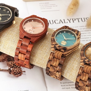 Personalisierte Damenuhr aus Holz Naturholz Gravierte Holzuhr Geburtstagsgeschenk für Sie oder Ihn Einzigartiges Jubiläumsgeschenk für die Frau Bild 4