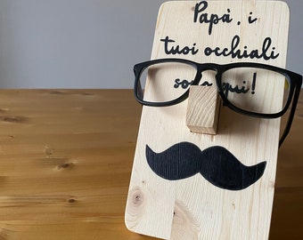 Halter für Holzbrillen mit personalisierter Zeichnung und Schrift / Geschenkidee zum Vatertag / Ruhestand / Brillenhalter aus Holz