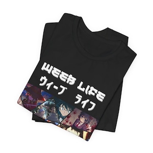 Könnte beinhalten: Schwarzes T-Shirt mit den weißen Worten "WEEB LIFE" und japanischen Schriftzeichen. Der untere Teil des Shirts zeigt eine Collage von Anime-Charakteren in verschiedenen Szenen. Das Shirt ist gefaltet.