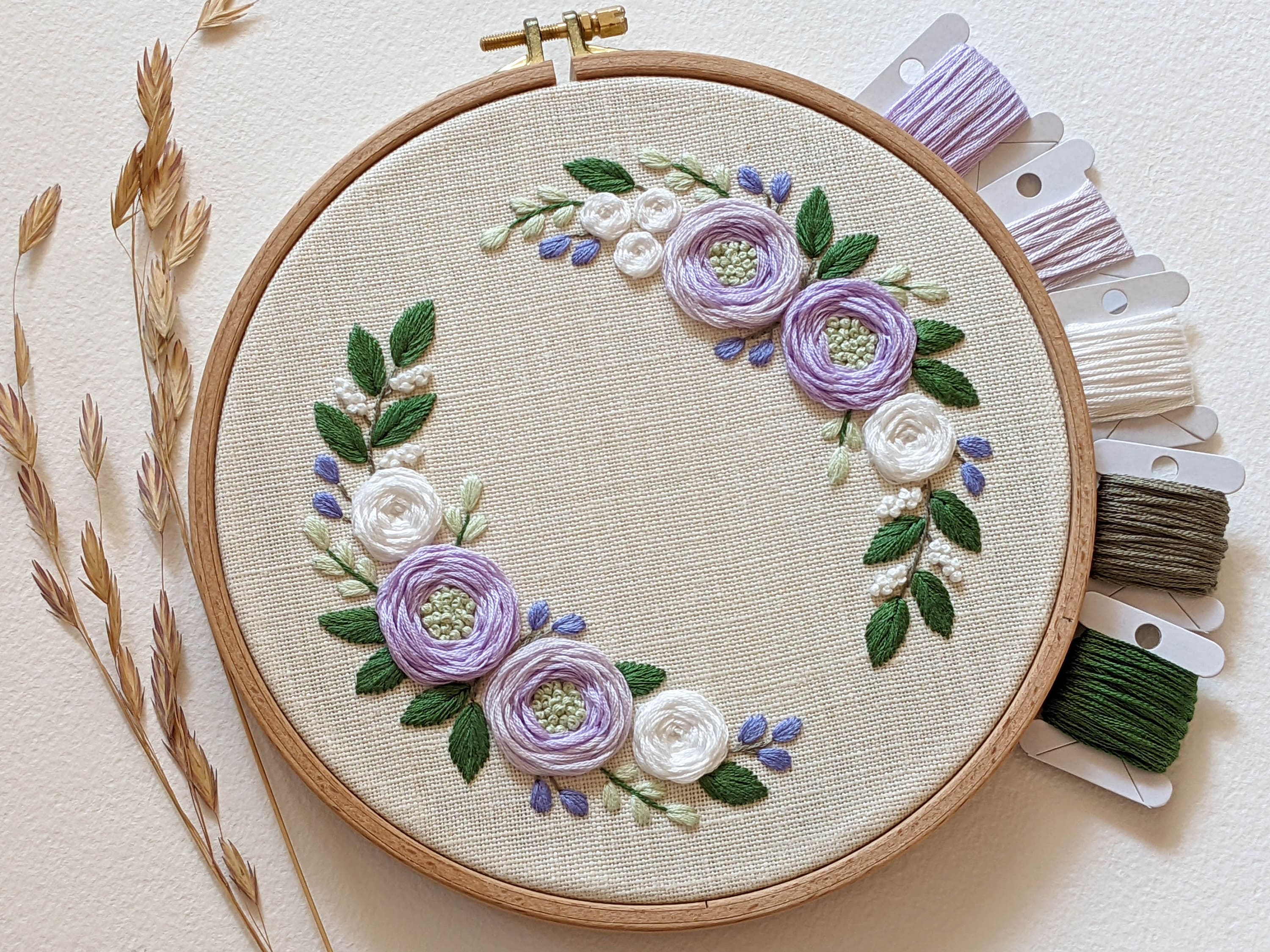 【ライラックさま】vintage picture ❀お花とフラワーベースの刺繍絵 ライラックさま】vintage picture ❀お花とフラワーベースの刺繍絵