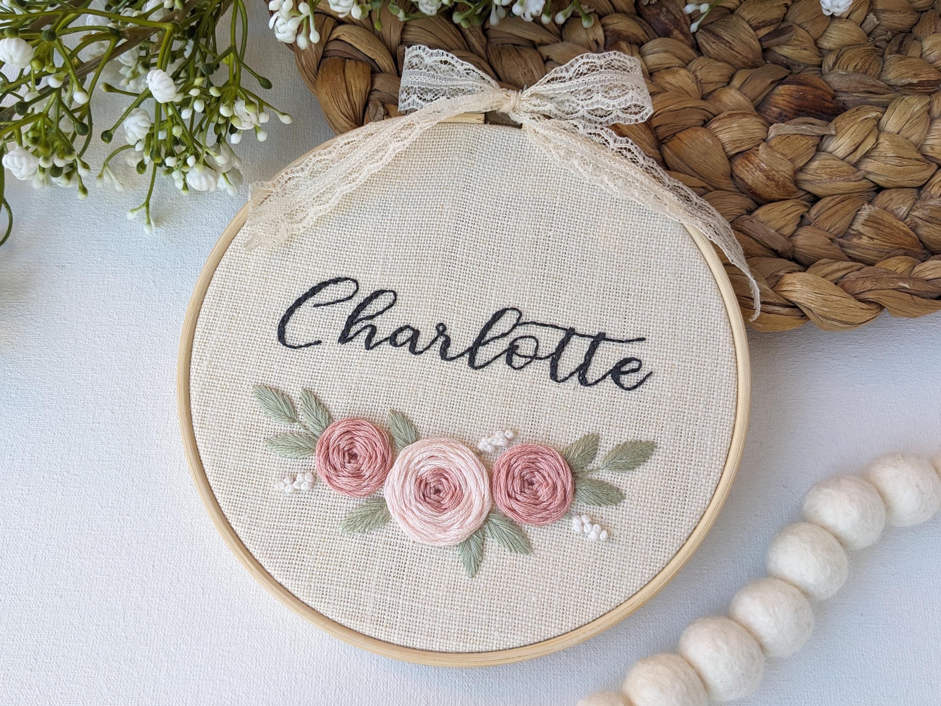 ピンクのバラの刺繍パターン：カスタムネームの花柄デザイン 6インチ