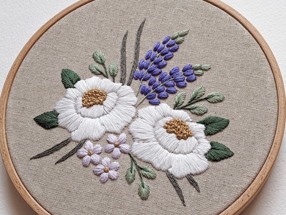 花の刺繍パターン：ワイルドルピナスとシャクヤクのブーケ 8インチ