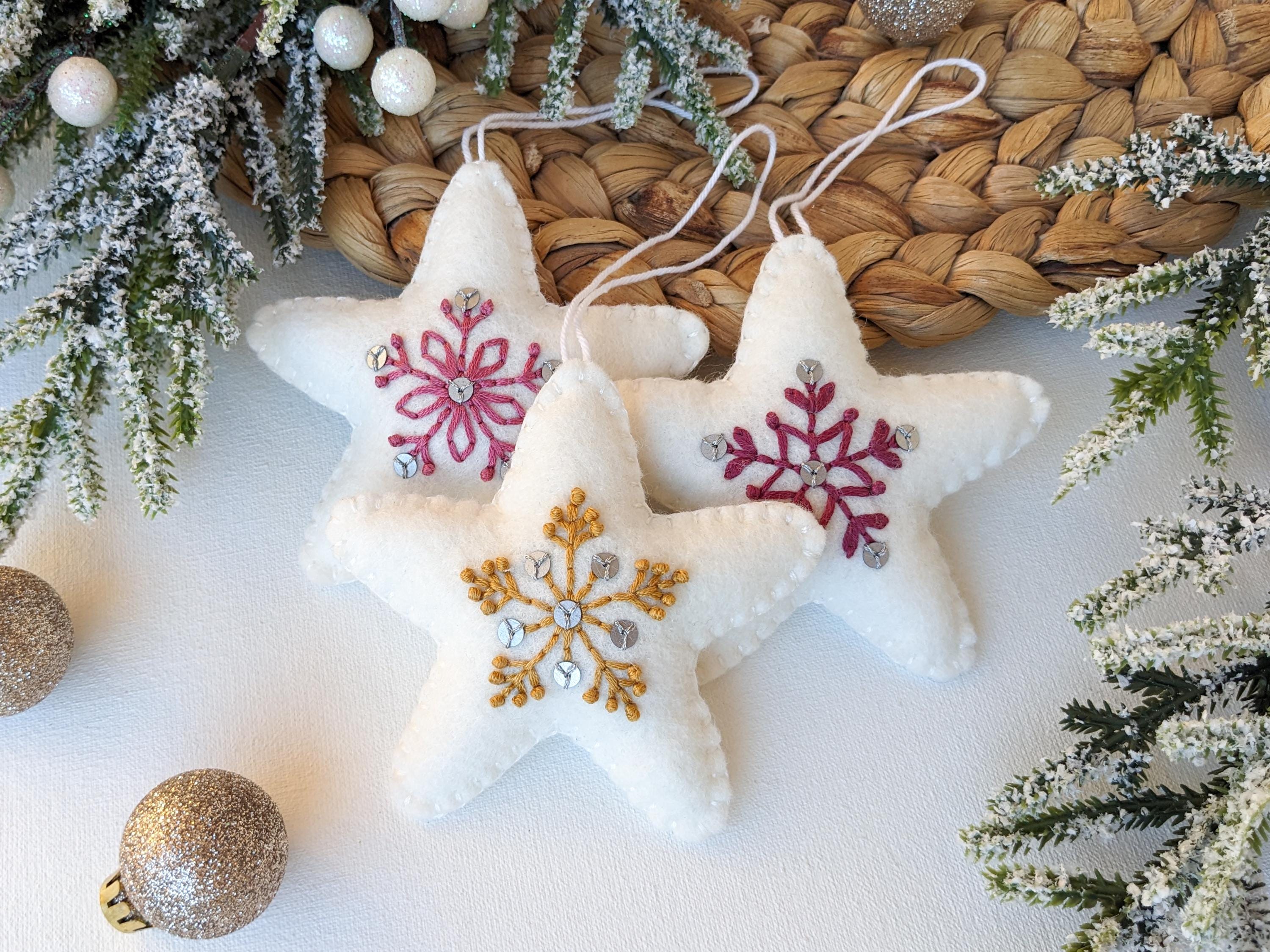 フェルトの星型クリスマスオーナメント（3個セット） - 手刺繍のPDF