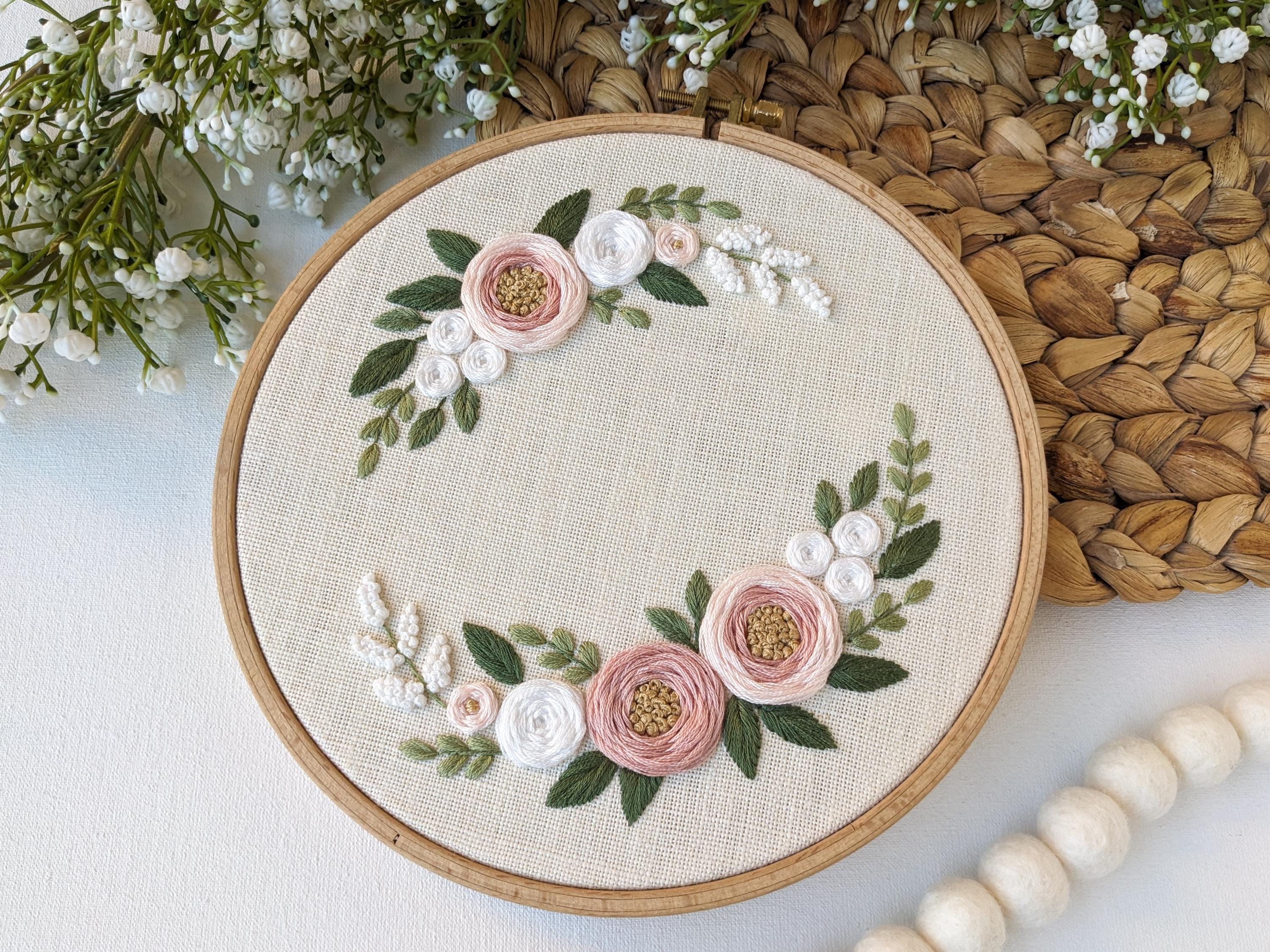 白とピンクのバラのリース刺繍パターン：花柄デザイン、8インチフープ