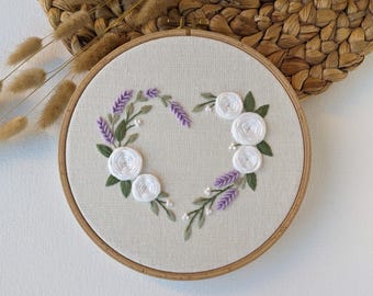 白いバラとラベンダーのハートの刺繍パターン 8インチ (PDFパターン