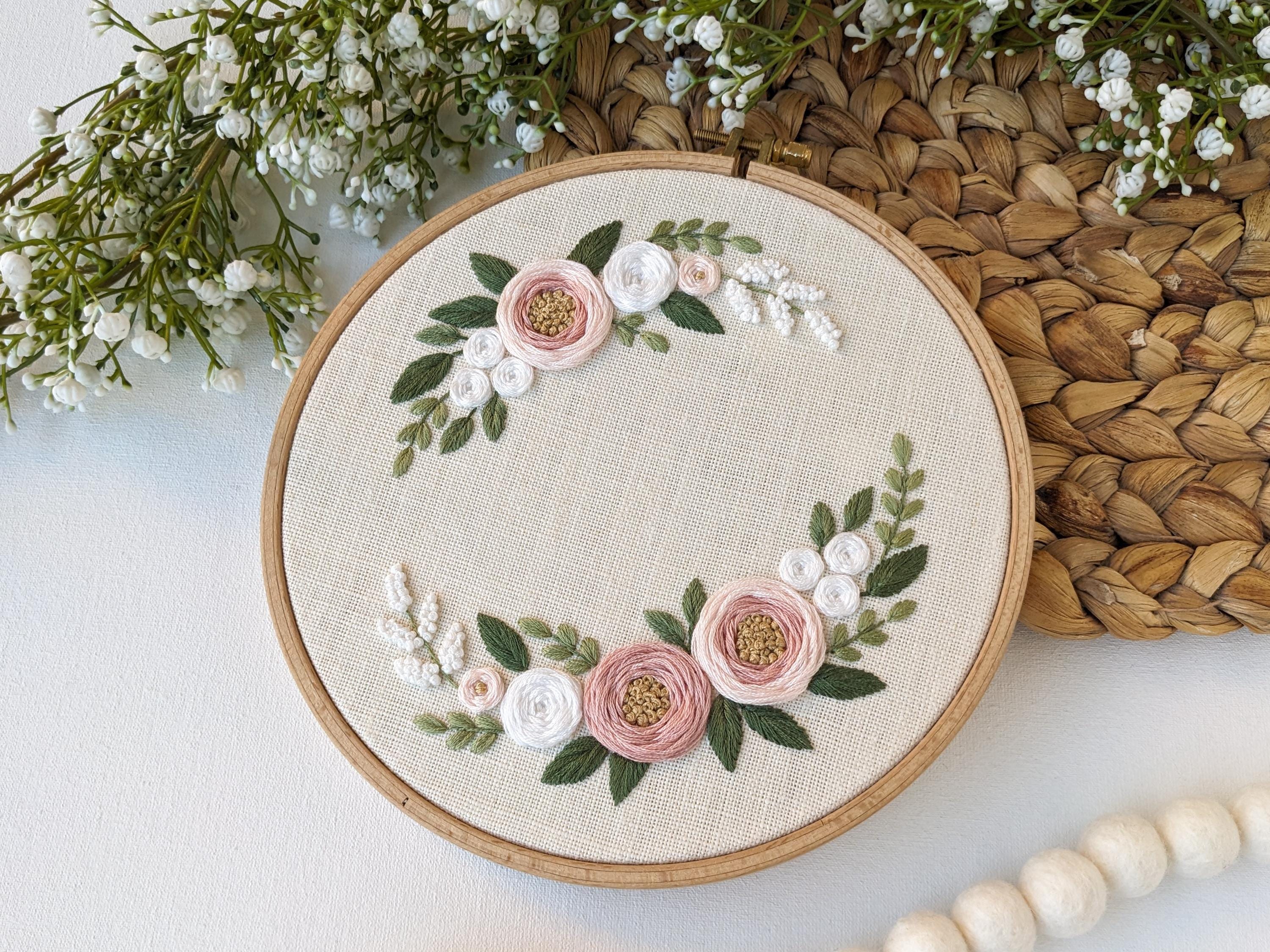 白とピンクのバラのリース刺繍パターン：花柄デザイン、8インチフープ