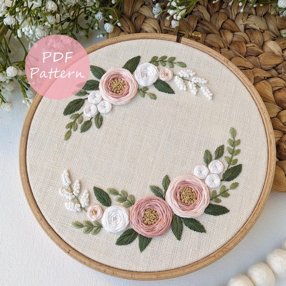 白とピンクのバラのリース刺繍パターン：花柄デザイン、8インチフープ