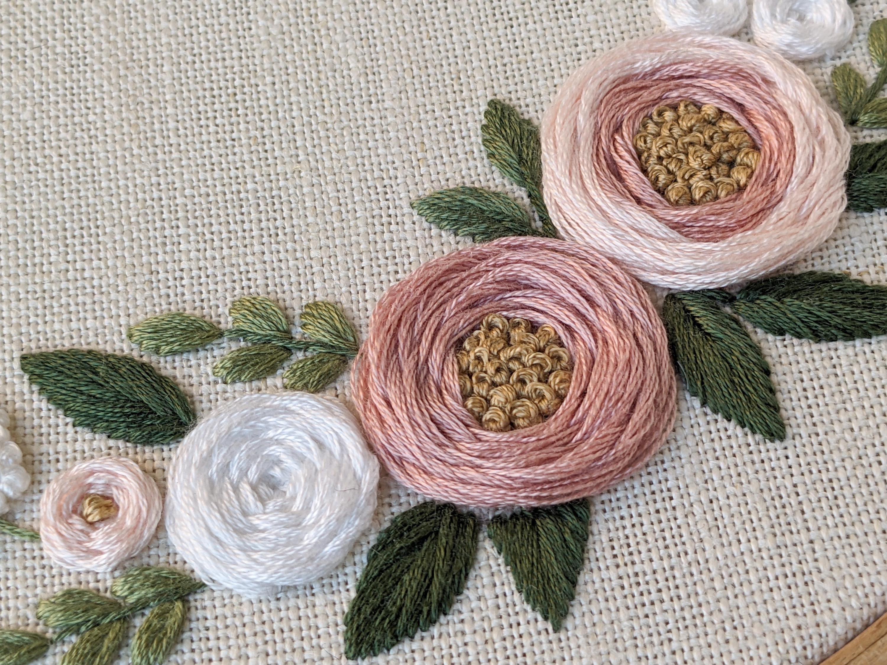 白とピンクのバラのリース刺繍パターン：花柄デザイン、8インチフープ