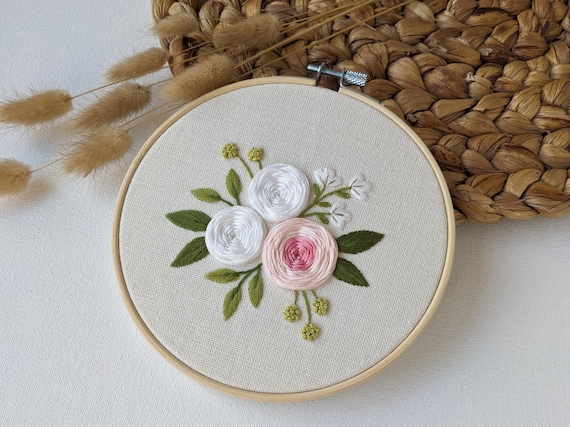 白いバラの刺繍作品 PDFパターン - 夢のようなバラの花束 - 刺繍パターン 6インチ (15 cm