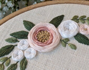 白とピンクのバラのリース刺繍パターン：花柄デザイン、8インチフープ
