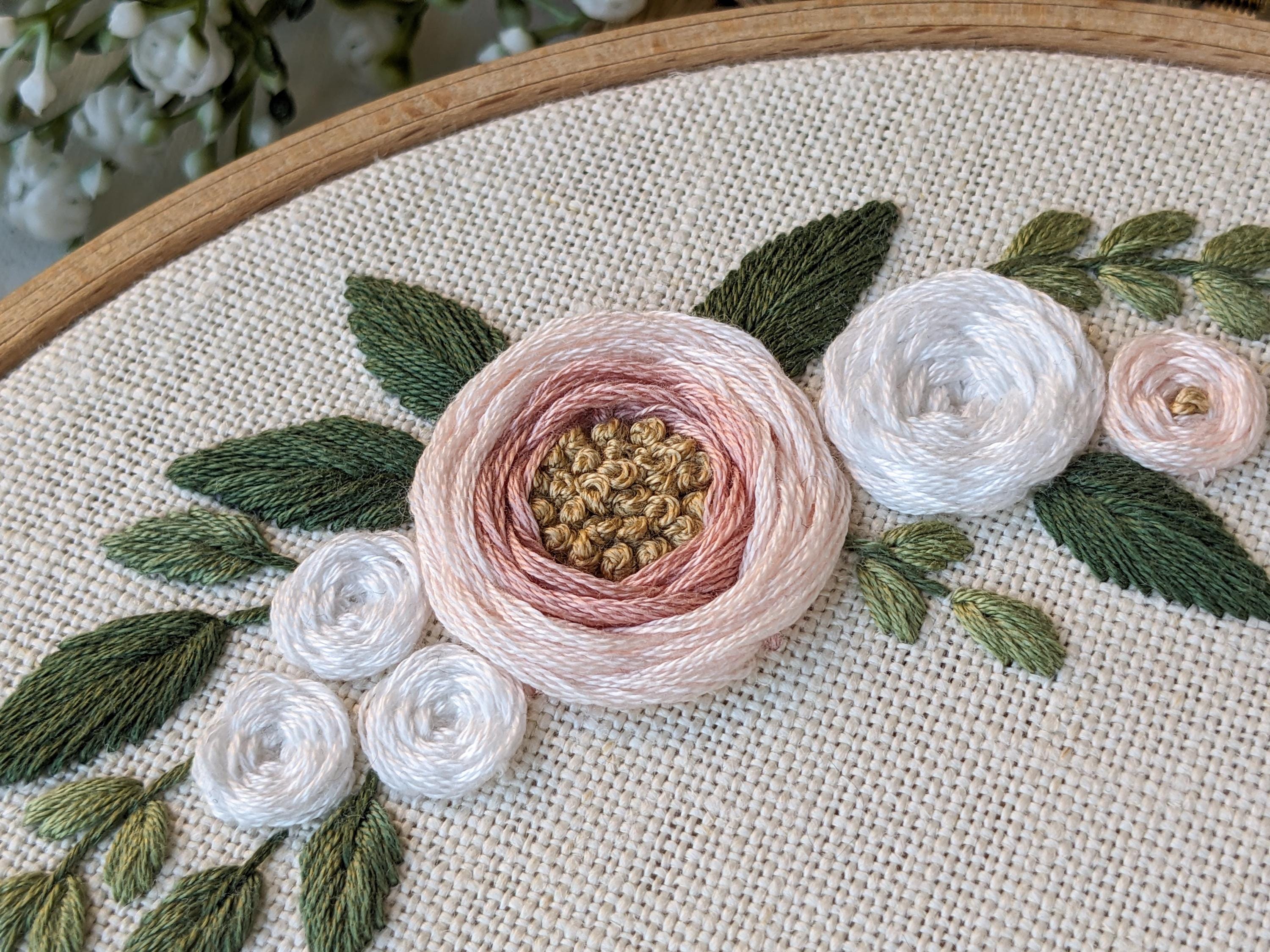 白とピンクのバラのリース刺繍パターン：花柄デザイン、8インチフープ