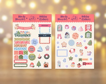 Może przedstawiać: Dwa arkusze naklejek świątecznych z różnymi wzorami. Naklejki zawierają tekst, taki jak "Merry Christmas" i "December", a także obrazy reniferów, płatków śniegu i prezentów. Do planowania.