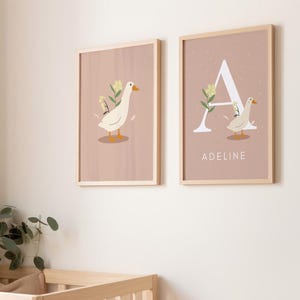 Arte de pared de ganso, póster de ganso divertido personalizado, decoración de guardería para niñas, animal de granja imprimible, gansos y flores, impresión de ganso, impresión de habitación infantil