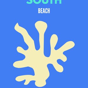 Könnte beinhalten: Ein blaues Poster mit den Wörtern "SOUTH BEACH" in Türkis und Weiß. Darunter befindet sich eine cremefarbene, abstrakte Form. Der Text "MIAMI USA" steht unten auf dem Poster in Weiß.